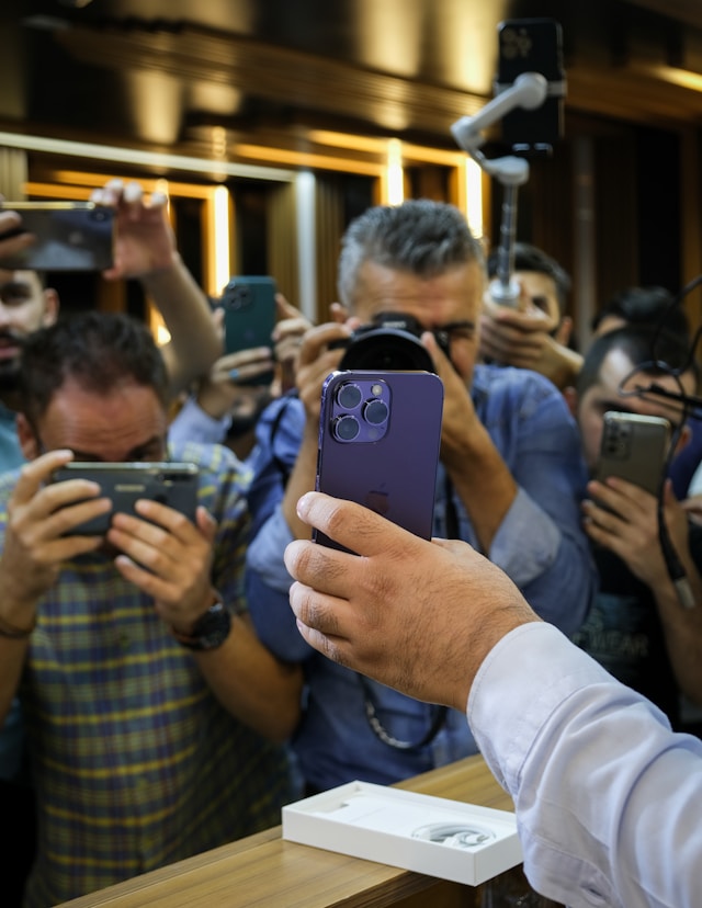 Photo of a group holding a meeting in a Splitanfleur container office